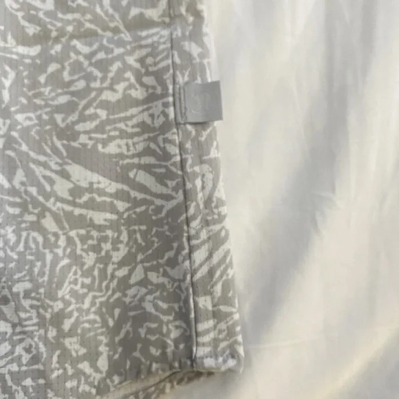 Lululemon Airing Easy SS Short Sleeve Shirt Gray/White Men’s Size S - Picture 4 of 6